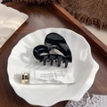 Eleganter schwarzer Herz-Haarclip aus Acetat auf weißem Schalenteller mit Spitze - Einfarbig Schwarz 6.5cm
