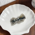 Retro grey acrylic bow hair clip with white outlines and sparkling texture in a shell dish - Gray / 6.5cm