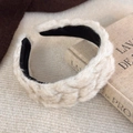 Primer plano detallado de una diadema tejida de felpa beige con textura suave de invierno - Beige