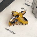 Pinza pequeña y elegante de mariposa en acetato con diseño de carey para pelo - Carey Café 4.5cm