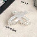Elegante pinza pequeña para el pelo de mariposa blanco crema con acabado acetato - Blanco Iridiscente 4.5cm