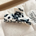 Pince à cheveux élégante avec texture marbre acétate noir et blanc et finition brillante - 8.5cm / Motif Vache