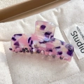 Pince à cheveux élégante en acétate marbré violet et rose sur sac en tissu beige - 8.5cm / Rose-violet