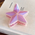 Gros plan sur une pince à cheveux étoile rose avec facettes violettes irisées - Étoile Violette Irisée