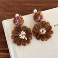 Makro-Detail von handgefertigten Winter-Blumenohrringen mit Perlen und Wolltextur - Kaffeebrauner Stil (27813C)