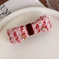 Detail von roter Tweed-Schleifen-Haarklammer mit goldenem Erdnuss-Anhänger und Gravur - Rot und Weiß Tweed