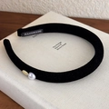 Dettaglio del cerchietto in velluto nero con perla, anello dorato ed etichetta a mano - Stile Nero Largo 2cm (27822B)
