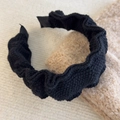 Gros plan du bandeau tricoté noir plissé montrant la texture et le design scrunchie - Noir