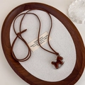 Dettaglio della collana lunga con ciondolo a forma di cavallino floccato marrone vintage - Cavallo Fioccato Caffè (27845B)