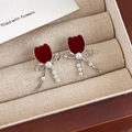 Détail de boucles d'oreilles tulipes floquées rouges avec nœuds argentés et perles - B Bouquet de Perles