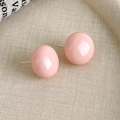Detailaufnahme der rosa Macaron-Ohrstecker mit glatter Oberfläche aus Kunstharz - Rosa Stil (27869A)