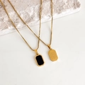 Detail der goldenen Titan-Halskette mit schwarzem Onyx und graviertem englischem Zitat - Schwarz Gold Rechteck Anhänger (Hauptmodell)