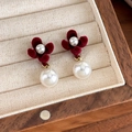 Detalle de pendientes de flor de terciopelo rojo con perlas blancas sobre estuche - Flor Rojo Vino (24455A)