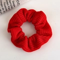 Primer plano del coletero de punto rojo que muestra la textura del hilo y los pliegues - Estilo de Punto Rojo (22318)
