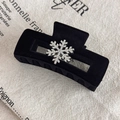 Détail d'une pince à cheveux en velours noir avec un flocon de neige en strass brillant - Pince à Cheveux Rectangulaire (24584C)