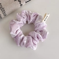Detalle de coletero de terciopelo morado con etiqueta tejida y textura suave - Púrpura
