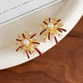 Elegante goldene Feuerwerk-Ohrstecker mit burgunderrotem Öl, Perlen und Zirkonia-Akzenten - Weinrot Feuerwerk Form (Hauptstil)