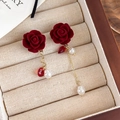 Orecchini asimmetrici con rose in velluto rosso, perle bianche e catenine dorate - Rosso