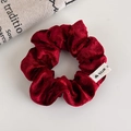 Detalle de coletero en terciopelo rojo vino con etiqueta bordada 'with love' de calidad - Rojo