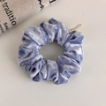 Detalle de coletero de terciopelo azul claro con textura suave y pequeña etiqueta tejida - Azul
