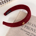 Diadema de punto burdeos retro con un amuleto dorado sobre fondo de libro vintage - Rojo Vino (Imagen Principal)