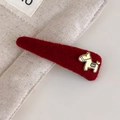 Dettaglio di un fermaglio per capelli in feltro rosso con emblema a forma di pony - Fermaglio per Capelli Pony Triangolare Rosso (27884B)