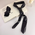 Mise à plat de la cravate noire en similicuir avec livres vintage et lunettes de soleil - Noir (27909B)