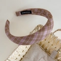 Dettaglio del cerchietto vintage a quadretti rosa con etichetta Handmade tessuta all'interno - Plaid Viola e Caffè