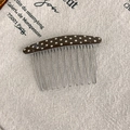 Detail van de vintage haarkam van acetaat met stippen en veertien duurzame metalen tanden - Polka Dot Stijl / Bruin