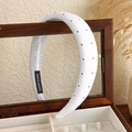 Dettaglio del cerchietto ricamato con margherite e etichetta HAND MADE su base in legno - Base Bianca Pois Rossi (27905A) / Bianco