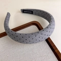 Dettaglio del cerchietto grigio a pois fatto a mano con tessuto a trama e etichetta - Stile Pois Grigio Nero (27266A)