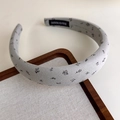 Dettaglio del cerchietto imbottito grigio con stampa floreale ed etichetta fatta a mano - Stile Floreale Grigio Chiaro (27266E)