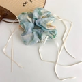 Détail de chouchou en organza floral bleu avec rubans crème et perle élégante - Style Ruban de Perles / Chouchou Ruban à Nœud