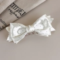 Détail d'une pince à cheveux en satin blanc à pois noirs avec un nœud élégant - Petit / Blanc