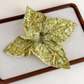 Détail d'un chouchou floral avec tissu vert et deux petits nœuds en ruban jaune - Style Carré Vert Jaune