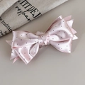 Vue détaillée de la barrette à nœud en satin rose à pois avec design multicouche - Petit / Rose