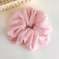 Detalle de coletero rosa plisado con textura suave y etiqueta de hecho a mano - Rosa