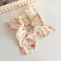 Bloemen haarelastiekje met roze strik en handgemaakt knoopdetail op witte achtergrond - Roze Bloemen Vierkante Stijl