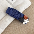 Detalle de pinza para el cabello plisada a mano con botones vintage y patrón de puntos - Denim Azul (27246A)