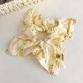 Détail du chouchou floral avec nœud jaune, bouton vert vintage et étiquette Hand Made - Style Carré à Fleurs Jaunes