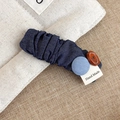 Detalle de pinza para el pelo de mezclilla con botones de madera y etiqueta hecha a mano - Denim Negro Azul (27246B)