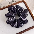 Primer plano de coletero de satén negro con flores rosas y patrones de lazos - Negro Rosa Floral (25864B)