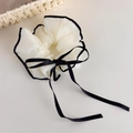 Detail van witte organza scrunchie met zwarte rand en lange satijnen strikbanden - Witte Stijl Zwart Lint (26838C)
