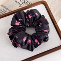 Vista detallada del coletero de satén negro con estampados de rosas rosas y lazos decorativos - Negro Rojo Floral (25864C)