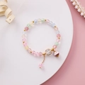 Detalle de una pulsera de cristal craquelado multicolor con un tierno colgante de gato - Colorido