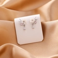 Dettaglio macro di orecchini a fiore in conchiglia con gemma rosa e goccia di zircone - Fiore Goccia d'Acqua (Argento)