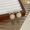 Détail de boucles d'oreilles d'hiver avec nœud en zircon et pompon en peluche beige - Style Boule Peluche Abricot Perle Nœud Strass (22295B)