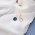 Detail asymmetrischer blauer Kristall-Ohrringe mit Goldring und Zirkon-Verzierungen - Blau