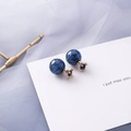 Primer plano de pendientes esféricos azules con base de corona dorada y textura de estrella - Pendientes de Corona de Esfera Azul Estrellada (13#J5308)