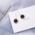 Detalle de pendientes de girasol dorados con gemas azul marino y cristales brillantes - Gancho Largo de Gema Azul de Girasol (15#10289)